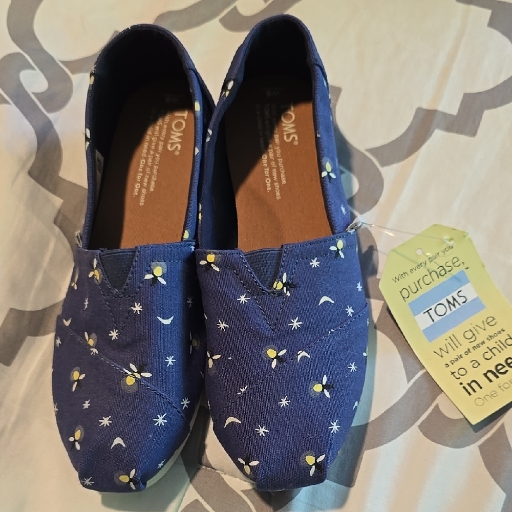 TOMS Womens size 6 Navy Starry Moccasins With fireflies